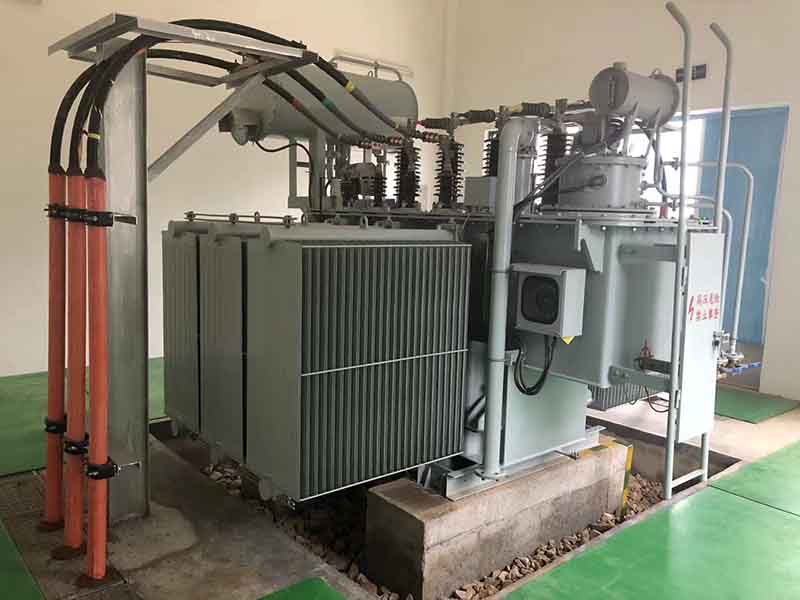 Porovnání distribučního transformátoru mezi výše a pod 800 kVa